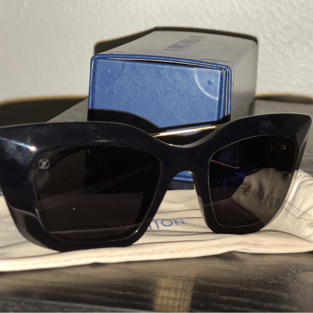- Louis Vuitton(Arizona Dream sunglasses)